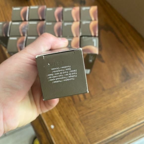 Becca Ultimate Coverage 24 Hour Foundation CHESTNUT - Picture 6 of 6